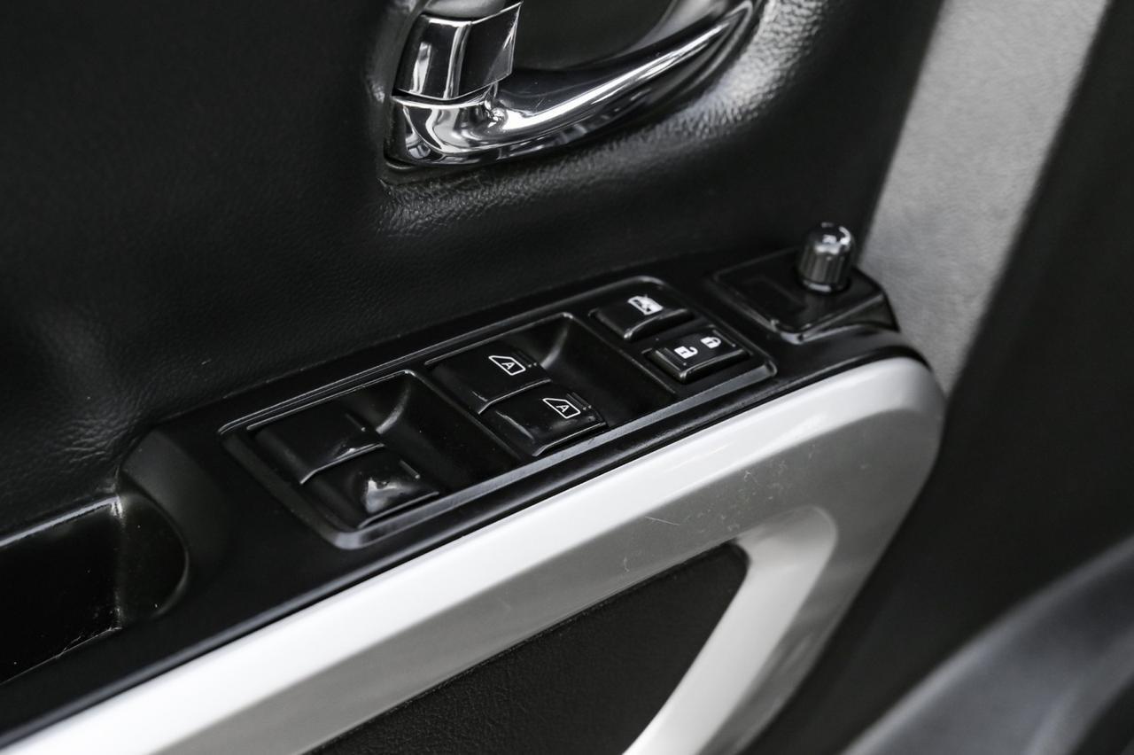 2017 Nissan Titan XD SV CREW CAB 4WD AUTOMATIC BLIND SPOT ASSIST NAVIGATION HEATED SEATS REAR CAMERA Carrollton TX