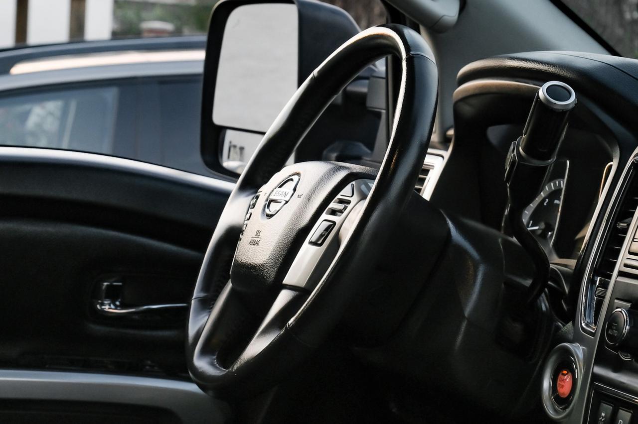 2017 Nissan Titan XD SV CREW CAB 4WD AUTOMATIC BLIND SPOT ASSIST NAVIGATION HEATED SEATS REAR CAMERA Carrollton TX