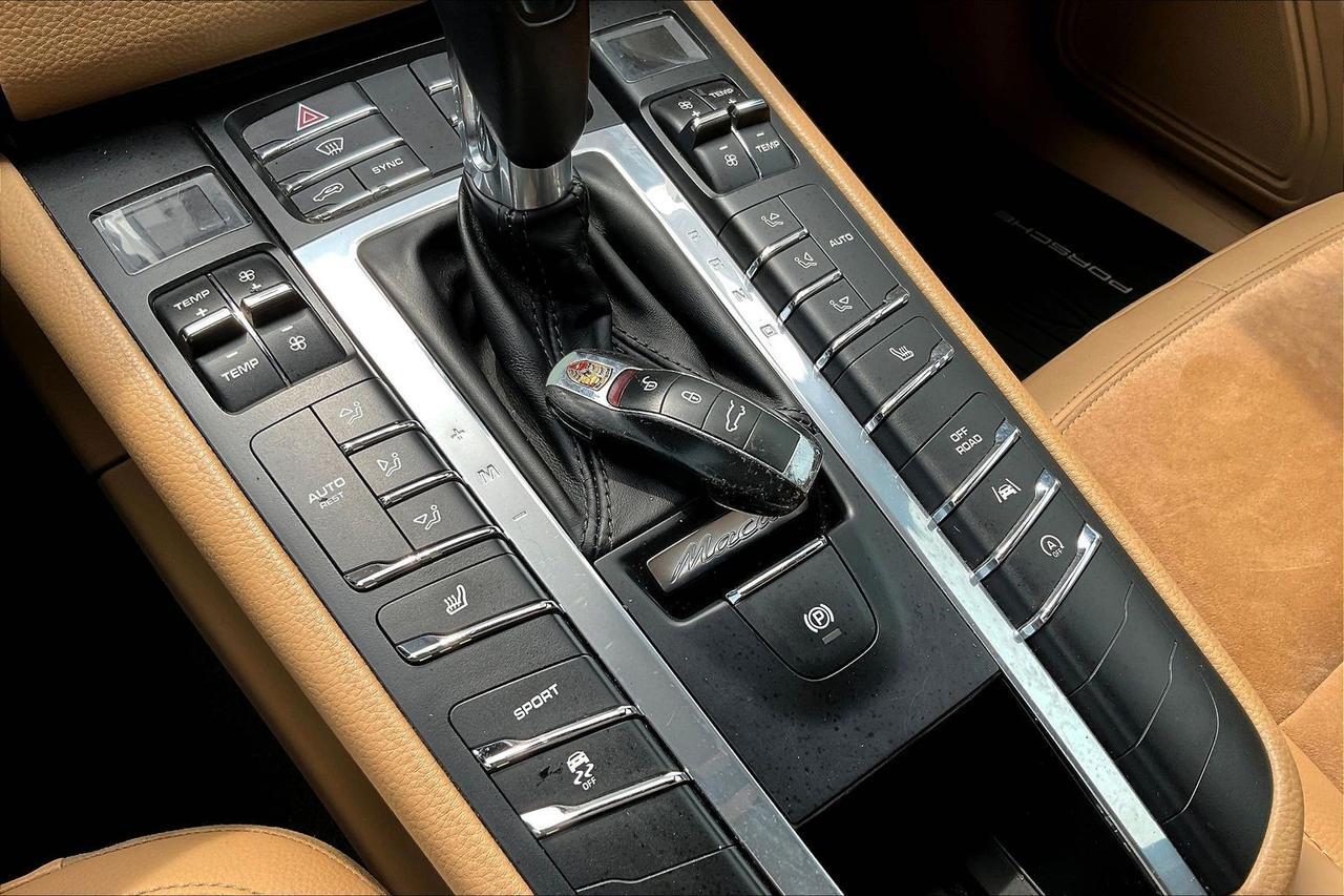 2017 PORSCHE MACAN Houston TX