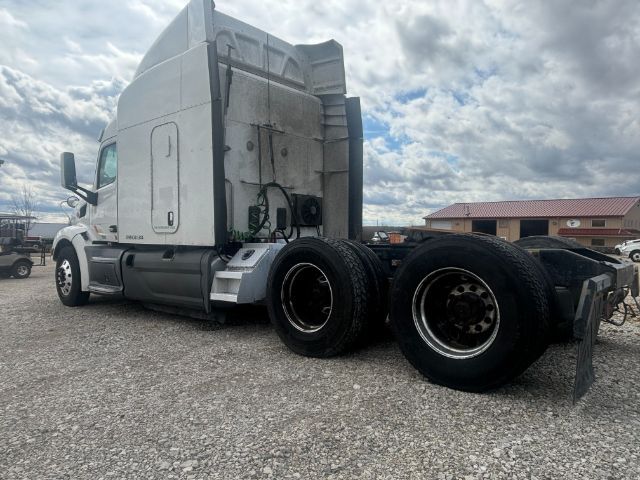 2017 Peterbilt 579 .