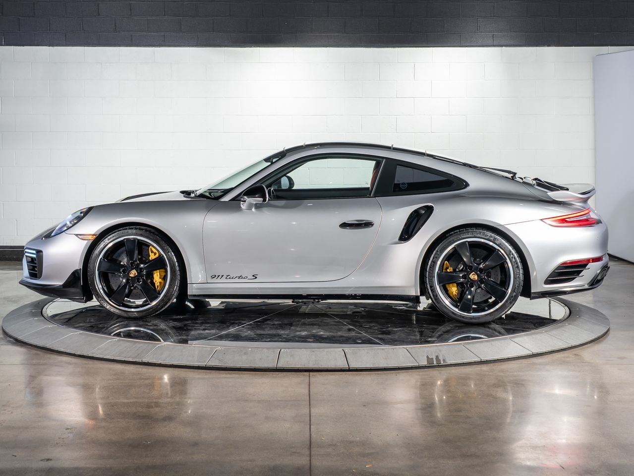2017 Porsche 911 Turbo S photo 2