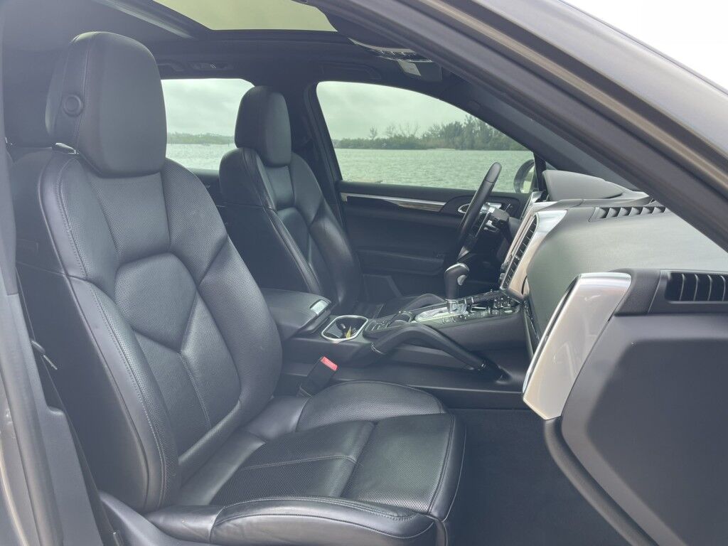 2017 Porsche Cayenne Platinum Edition~ONLINE FINANCE~CRUISE CONTROL~LEATHER SEATS~MOONROOF / SUNROOF~NAVIGATION Sarasota FL