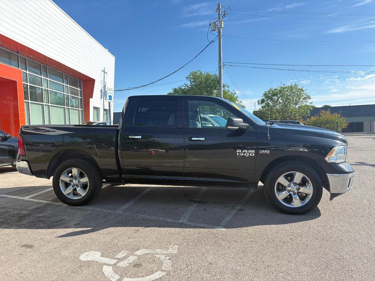 2017 RAM 1500 SLT Crew Cab SWB 2WD