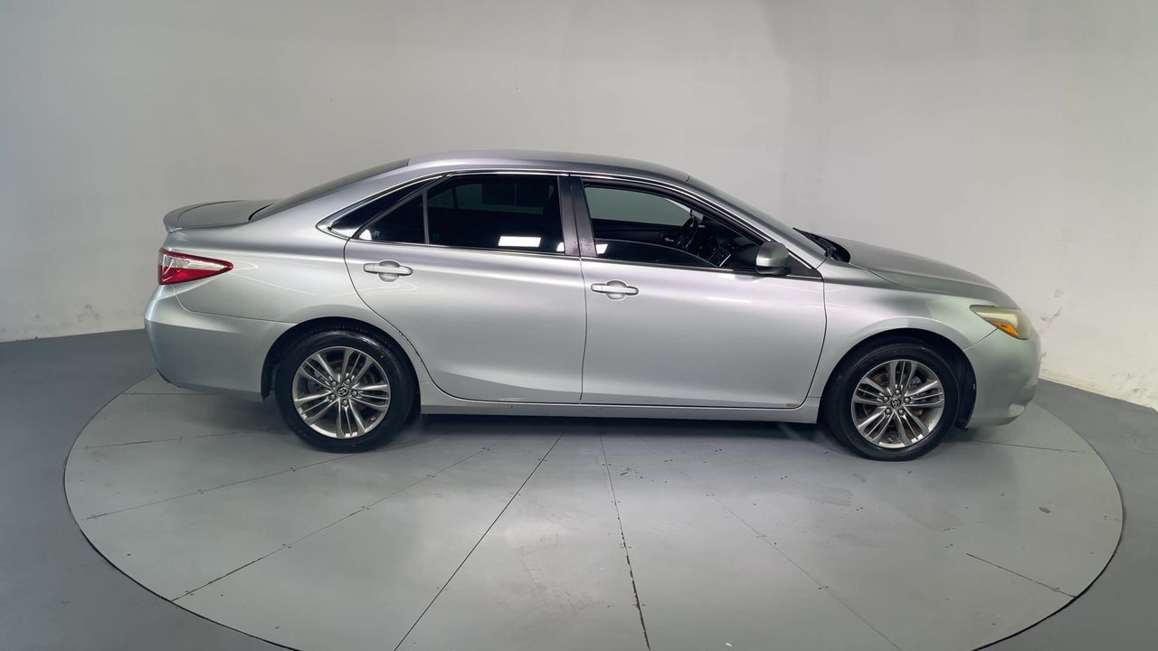 2017 Toyota Camry SE - Photo 9