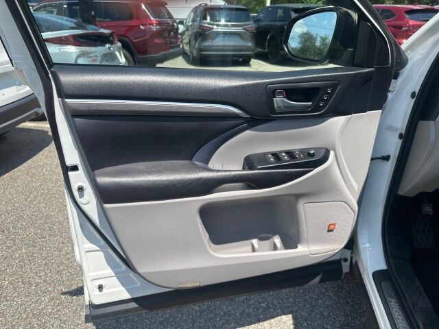 2017 Toyota Highlander Limited Platinum Worcester MA