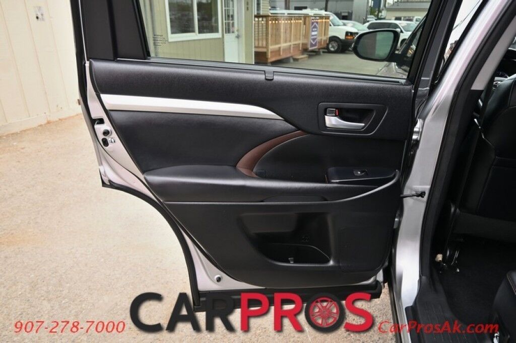 2017 Toyota Highlander XLE - 3.5L V6 - Automatic - AWD - Power Leather Heated Seats - Power Windows & Door Locks - Push To Start - Sunroof - Navigation - Backup Camera - 3rd Row Anchorage AK