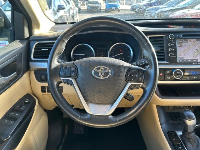 2017 Toyota Highlander XLE Worcester MA