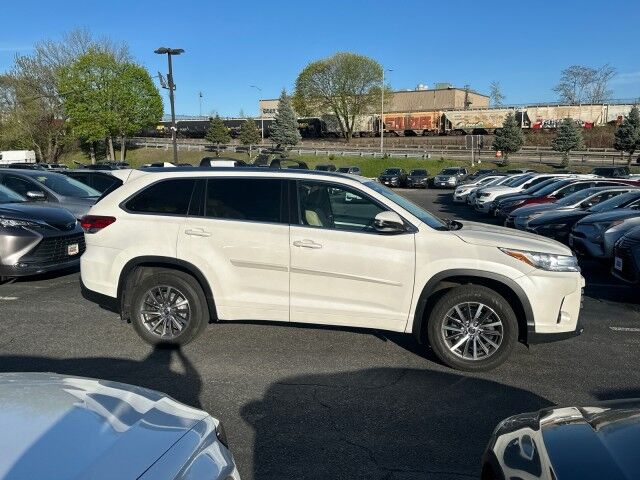2017 Toyota Highlander XLE Worcester MA