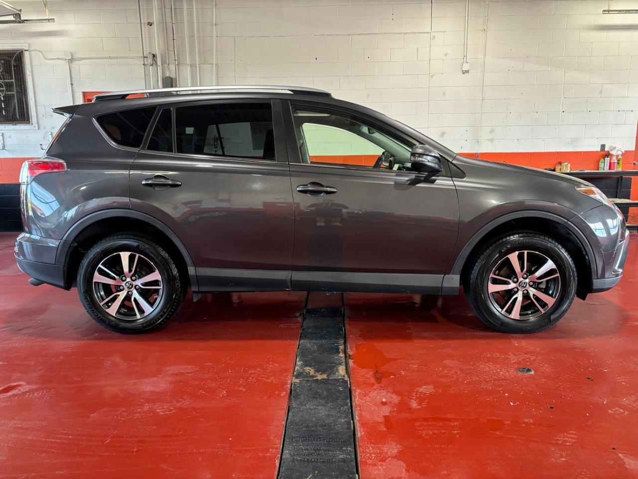 2017 Toyota RAV4 XLE's photo