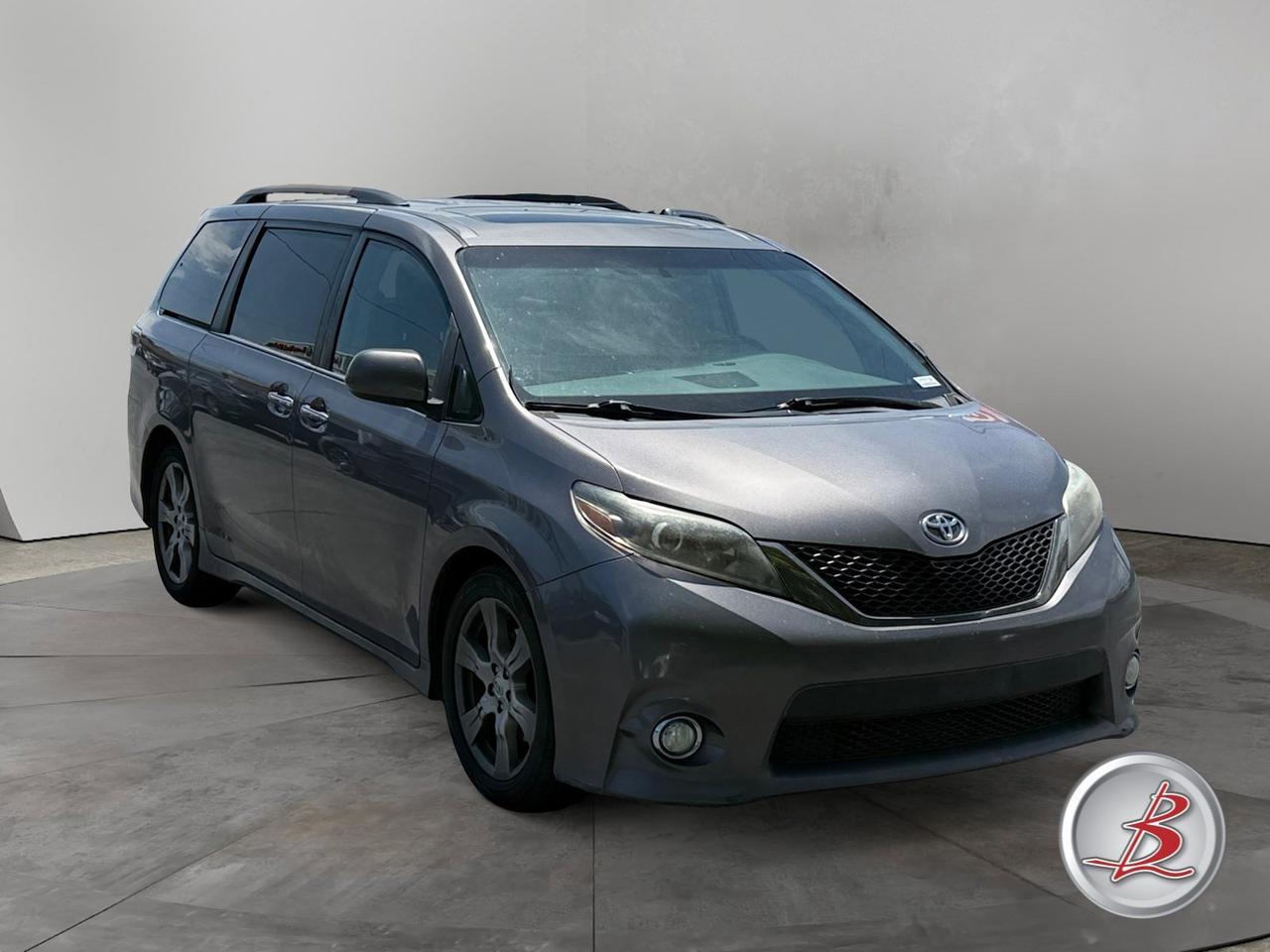 2017 Toyota Sienna SE Premium V6 8-Passenger's photo