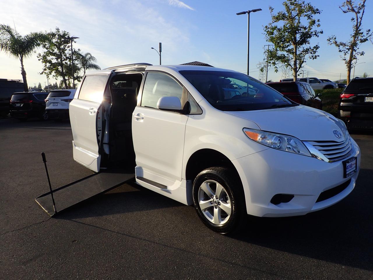 2017 Toyota Sienna LE