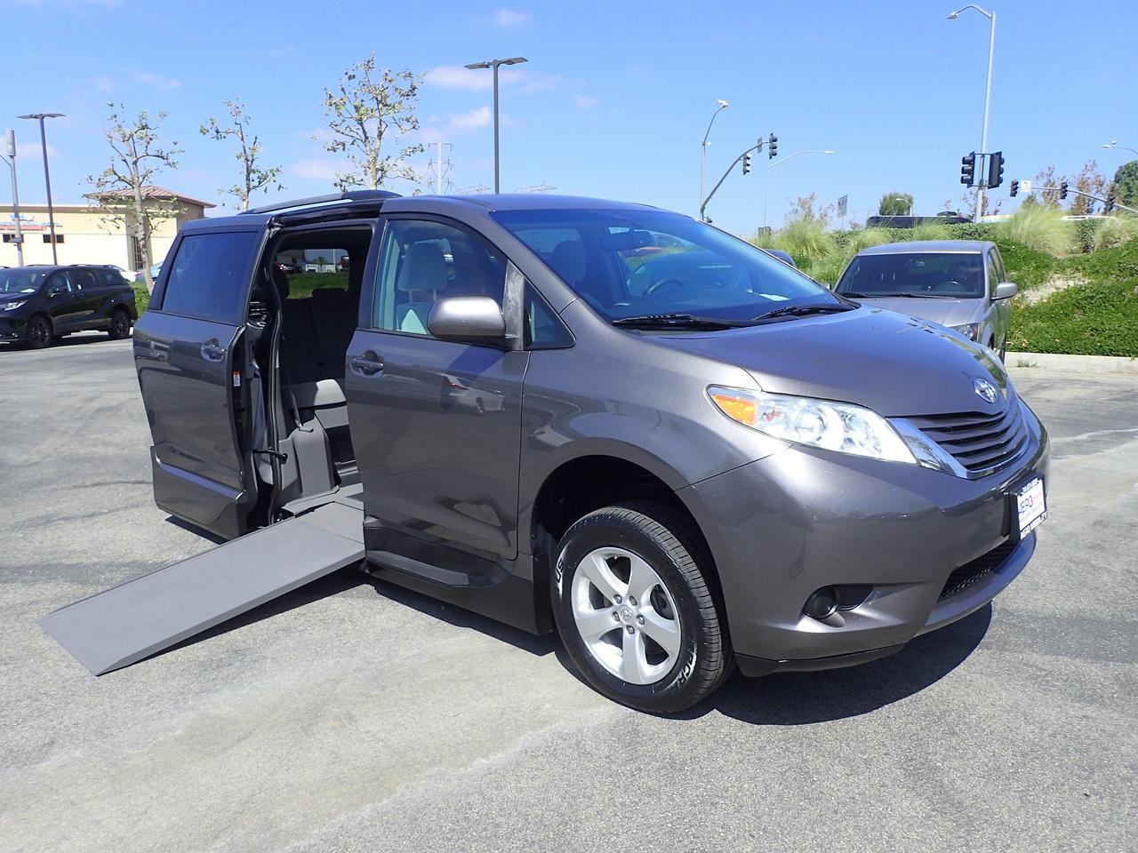 2017 Toyota Sienna LE