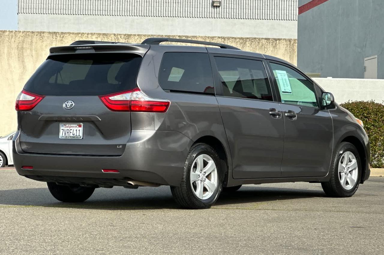 2017 Toyota Sienna LE