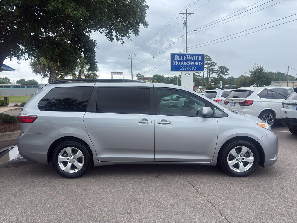 2017 Toyota Sienna LE