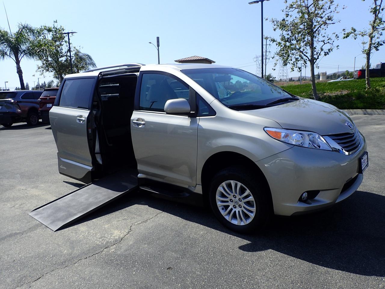 2017 Toyota Sienna XLE V6 7-Passenger Access Seat's photo