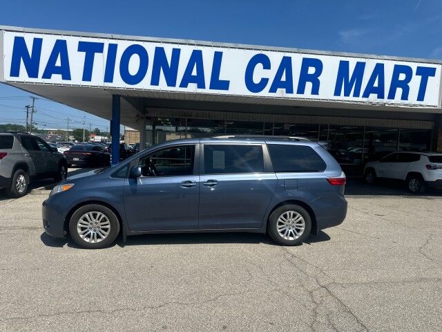 2017 Toyota Sienna XLE Auto Access Seat