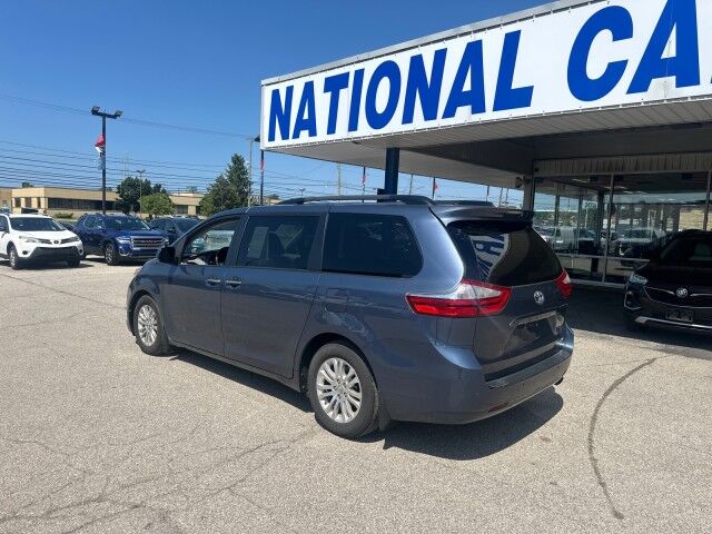 2017 Toyota Sienna XLE Auto Access Seat