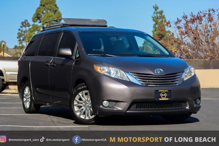 2017 Toyota Sienna XLE's photo