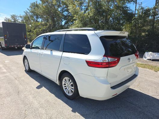2017 Toyota Sienna XLE Premium 8 Passenger