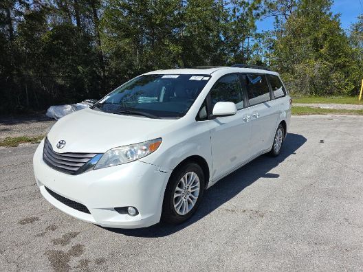 2017 Toyota Sienna XLE Premium 8 Passenger