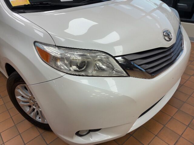 2017 Toyota Sienna XLE Premium 8 Passenger