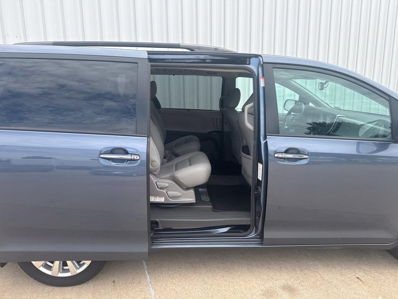 2017 Toyota Sienna XLE Premium West Burlington IA