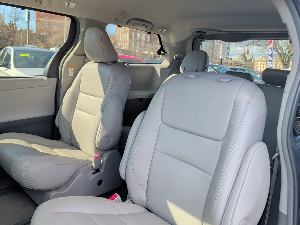 2017 Toyota Sienna XLE Premium Worcester MA