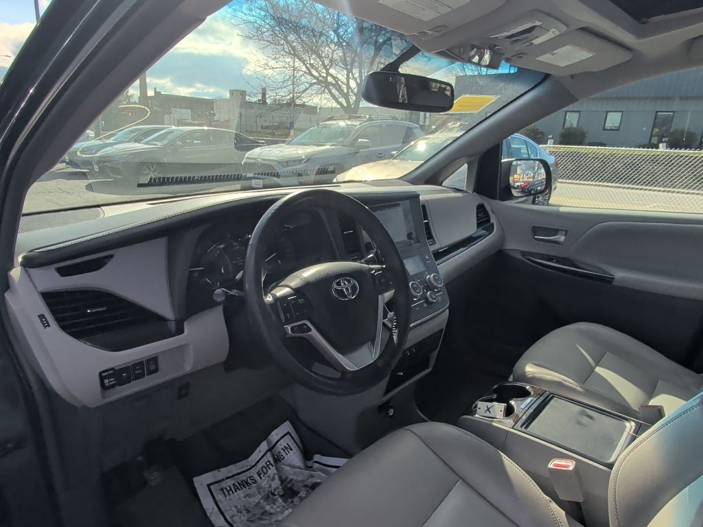 2017 Toyota Sienna XLE Premium Worcester MA