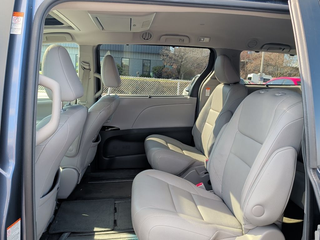 2017 Toyota Sienna XLE Premium Worcester MA