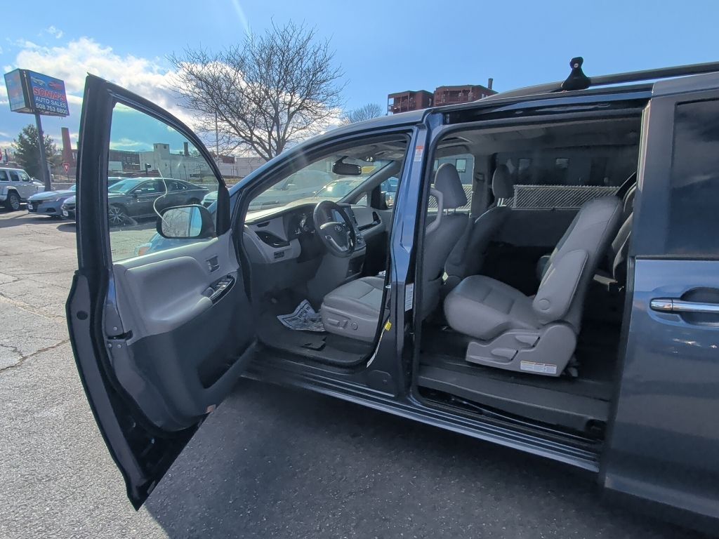 2017 Toyota Sienna XLE Premium Worcester MA