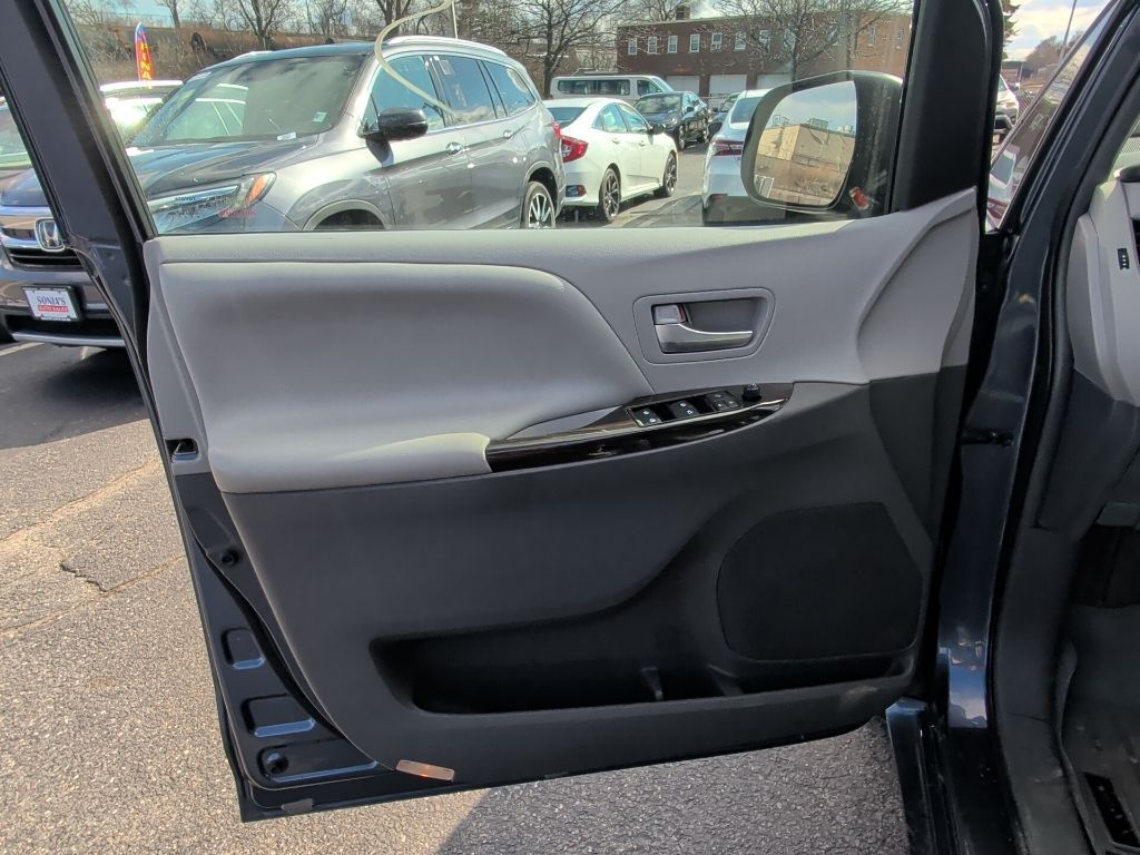 2017 Toyota Sienna XLE Premium Worcester MA