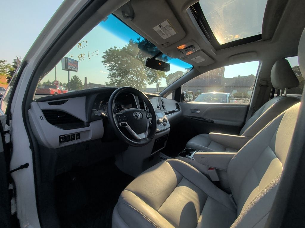 2017 Toyota Sienna XLE Premium Worcester MA