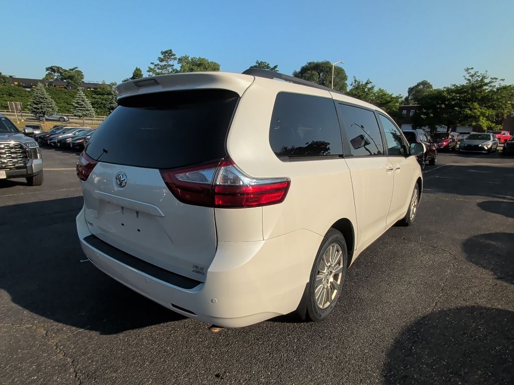 2017 Toyota Sienna XLE Premium Worcester MA