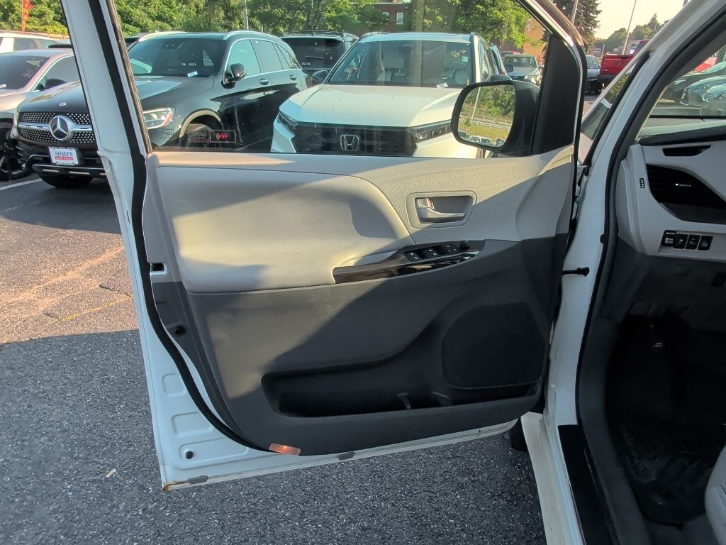 2017 Toyota Sienna XLE Premium Worcester MA