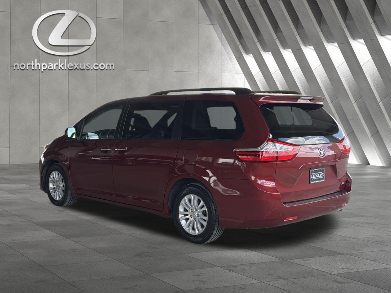 2017 Toyota Sienna XLE