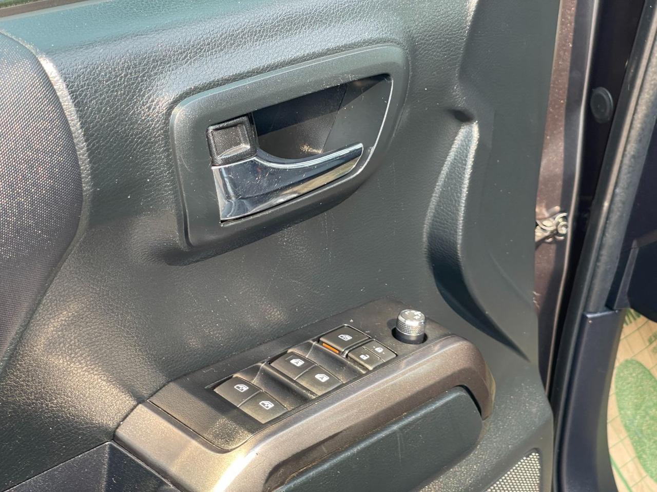 2017 Toyota Tacoma sr5 Hayden ID