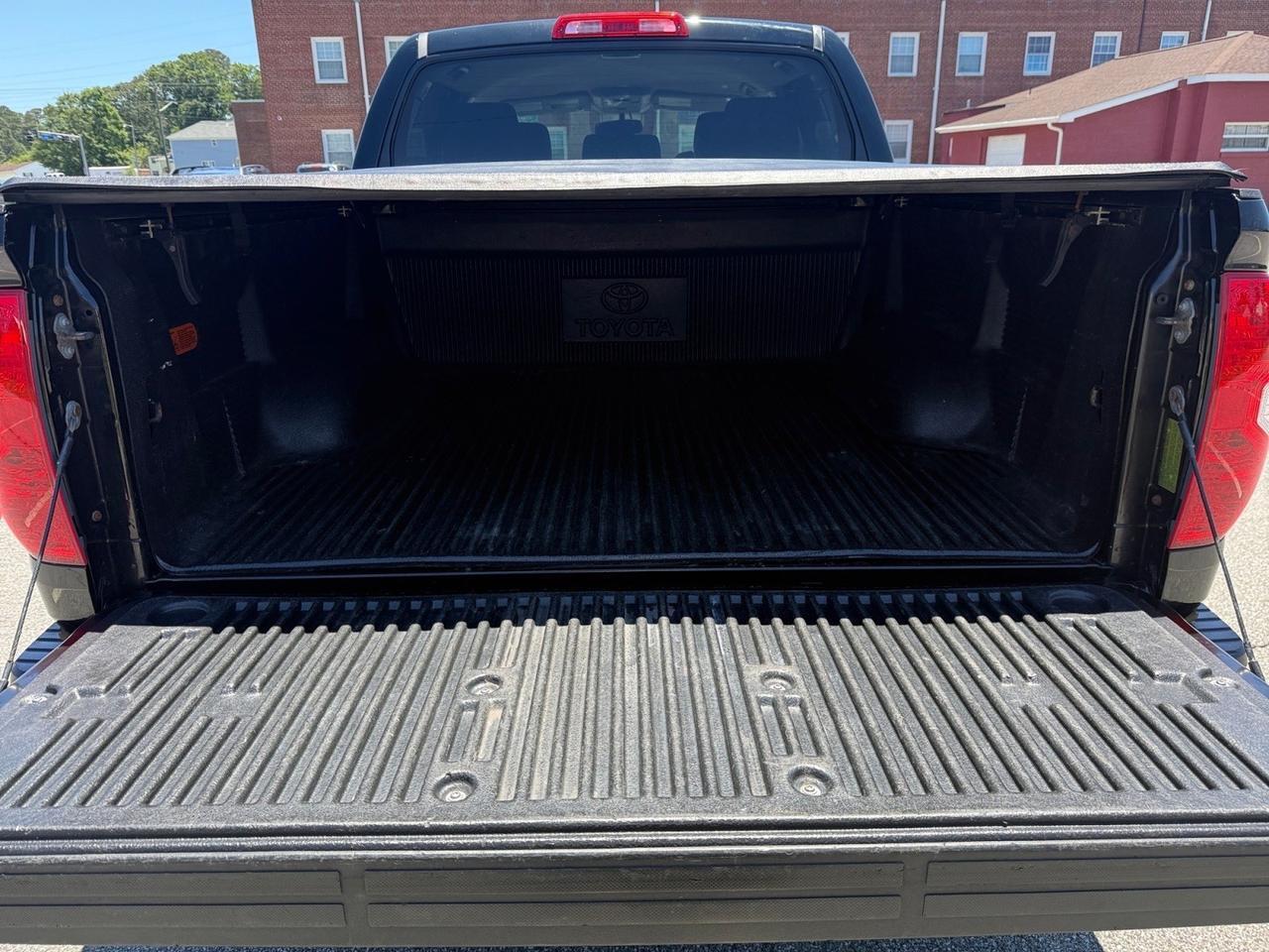 2017 Toyota Tundra 4WD SR5, BLUETOOTH, BED LINER, TOW PACKAGE, TONNEAU COVER, BACKUP CAMERA, POWER MIRRORS, KEYLESS ENTRY, ONLY 1 ONWER, SUPER RELIABLE! Norfolk VA