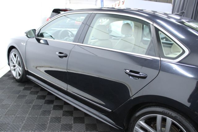 2017 Volkswagen Passat R-Line photo 9