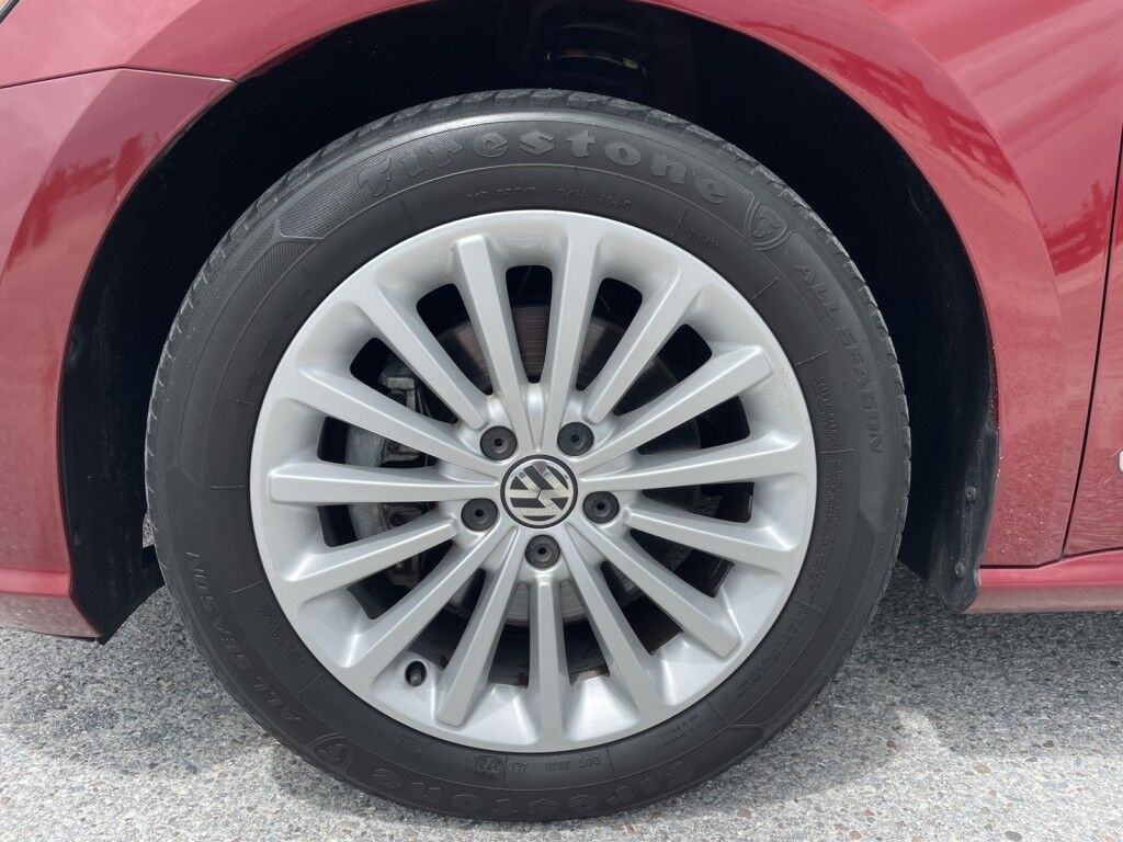 2017 Volkswagen Passat 1.8T SE~LUMBAR SUPPORT~BLIND SPOT WARNING~CRUISE CONTROL~HEATED SEATS~POWER SEATS~REARVIEW CAMERA Sarasota FL