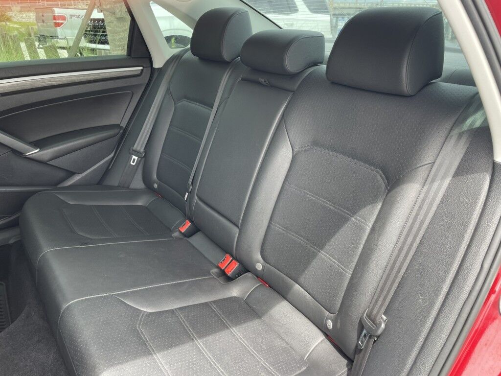 2017 Volkswagen Passat 1.8T SE~LUMBAR SUPPORT~BLIND SPOT WARNING~CRUISE CONTROL~HEATED SEATS~POWER SEATS~REARVIEW CAMERA Sarasota FL