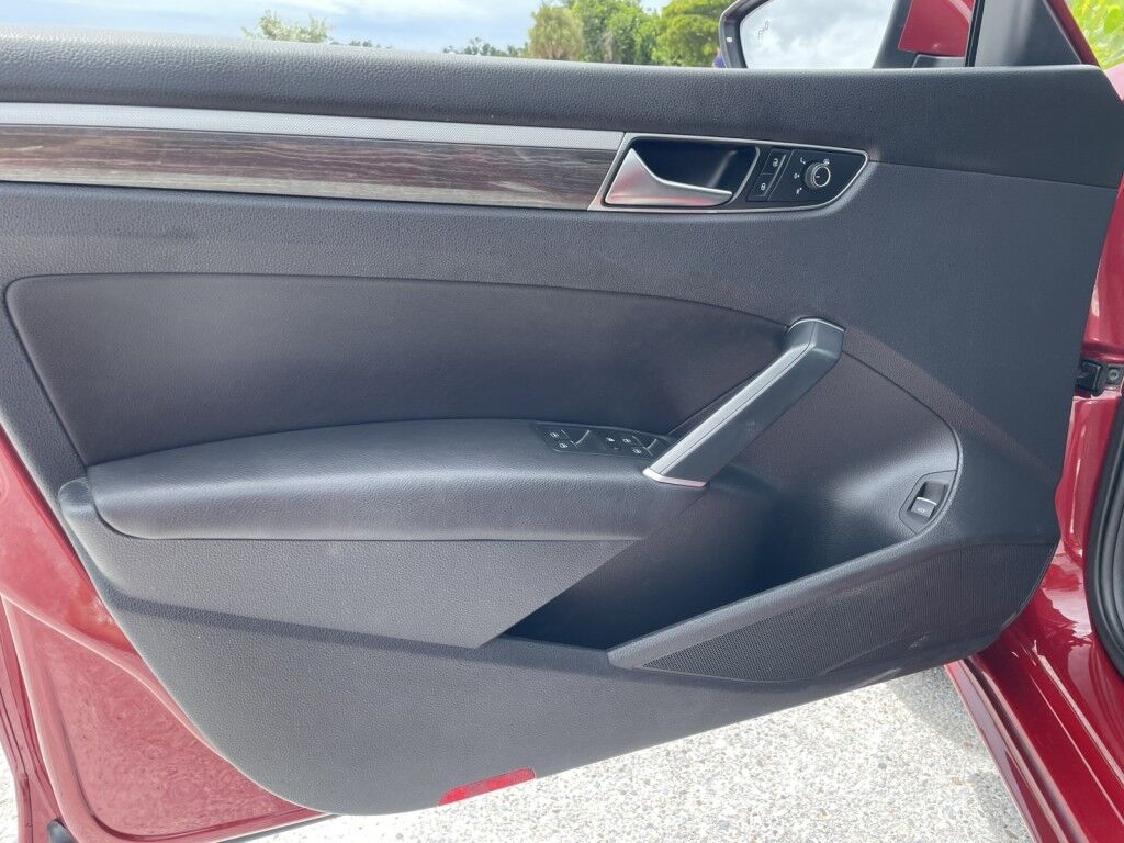 2017 Volkswagen Passat 1.8T SE~LUMBAR SUPPORT~BLIND SPOT WARNING~CRUISE CONTROL~HEATED SEATS~POWER SEATS~REARVIEW CAMERA Sarasota FL