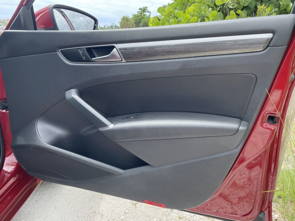 2017 Volkswagen Passat 1.8T SE~LUMBAR SUPPORT~BLIND SPOT WARNING~CRUISE CONTROL~HEATED SEATS~POWER SEATS~REARVIEW CAMERA Sarasota FL