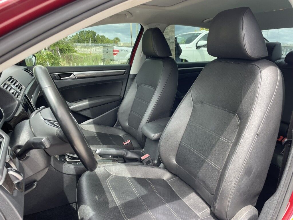 2017 Volkswagen Passat 1.8T SE~LUMBAR SUPPORT~BLIND SPOT WARNING~CRUISE CONTROL~HEATED SEATS~POWER SEATS~REARVIEW CAMERA Sarasota FL