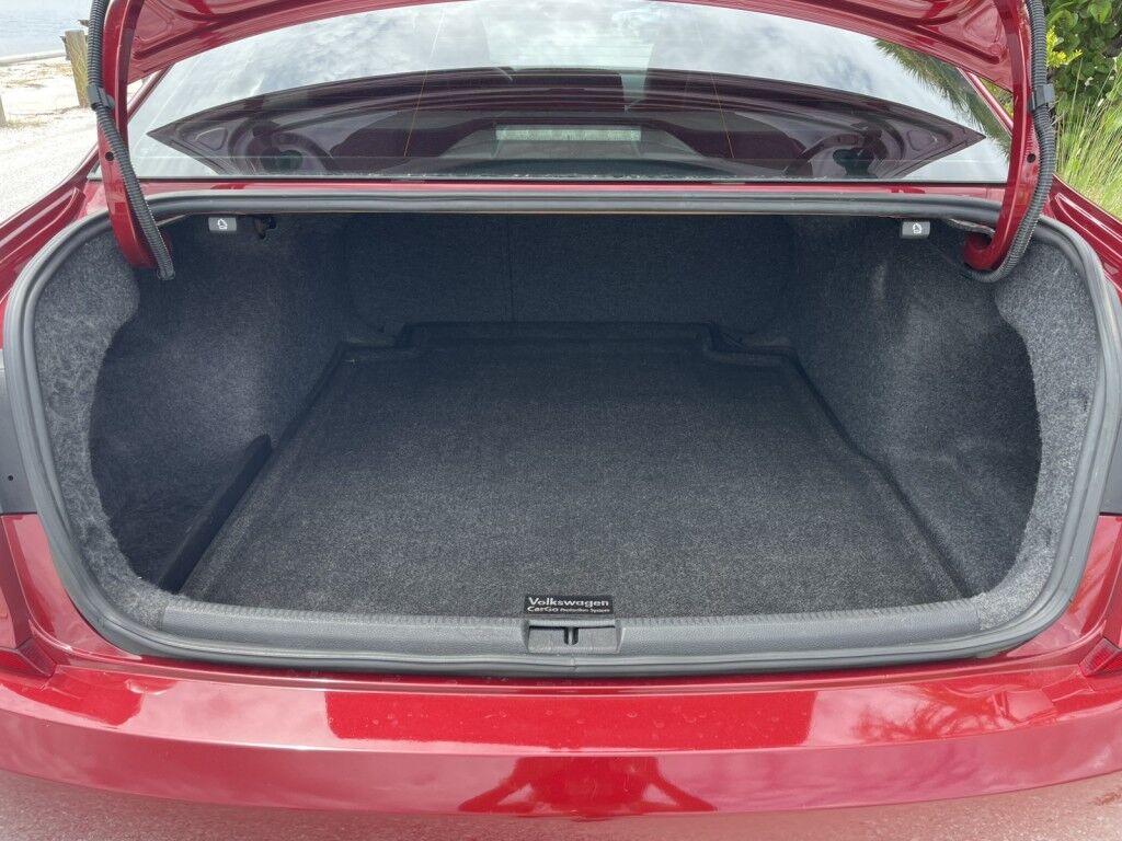 2017 Volkswagen Passat 1.8T SE~LUMBAR SUPPORT~BLIND SPOT WARNING~CRUISE CONTROL~HEATED SEATS~POWER SEATS~REARVIEW CAMERA Sarasota FL