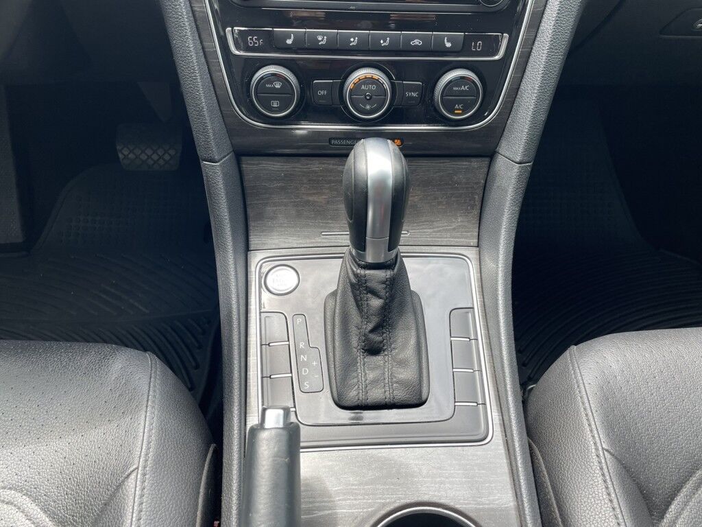 2017 Volkswagen Passat 1.8T SE~LUMBAR SUPPORT~BLIND SPOT WARNING~CRUISE CONTROL~HEATED SEATS~POWER SEATS~REARVIEW CAMERA Sarasota FL