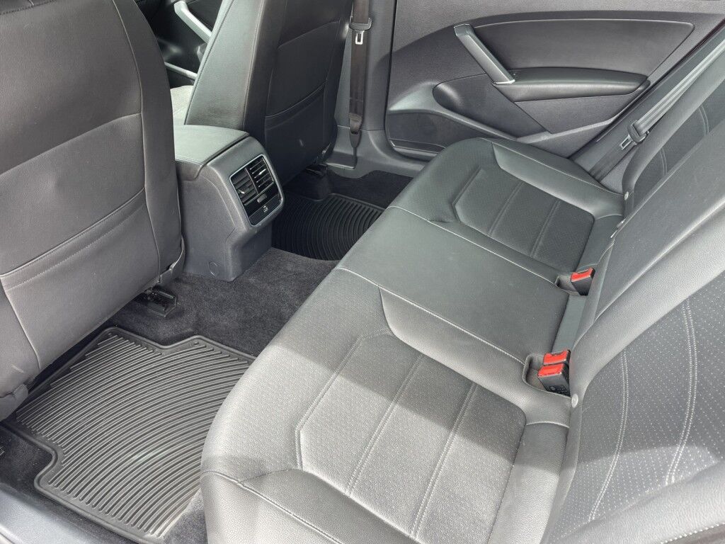 2017 Volkswagen Passat 1.8T SE~LUMBAR SUPPORT~BLIND SPOT WARNING~CRUISE CONTROL~HEATED SEATS~POWER SEATS~REARVIEW CAMERA Sarasota FL