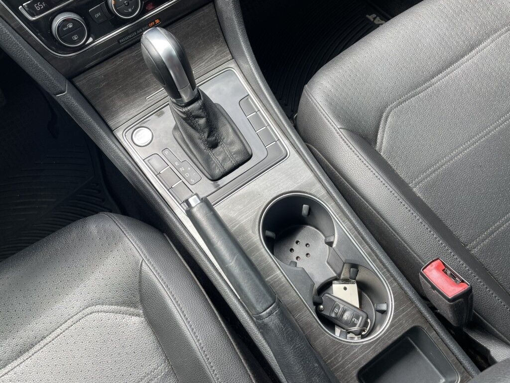 2017 Volkswagen Passat 1.8T SE~LUMBAR SUPPORT~BLIND SPOT WARNING~CRUISE CONTROL~HEATED SEATS~POWER SEATS~REARVIEW CAMERA Sarasota FL