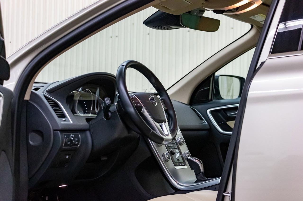 2017 Volvo XC60 AWD T6 Drive-E Premier Leather Roof Nav Red Deer AB