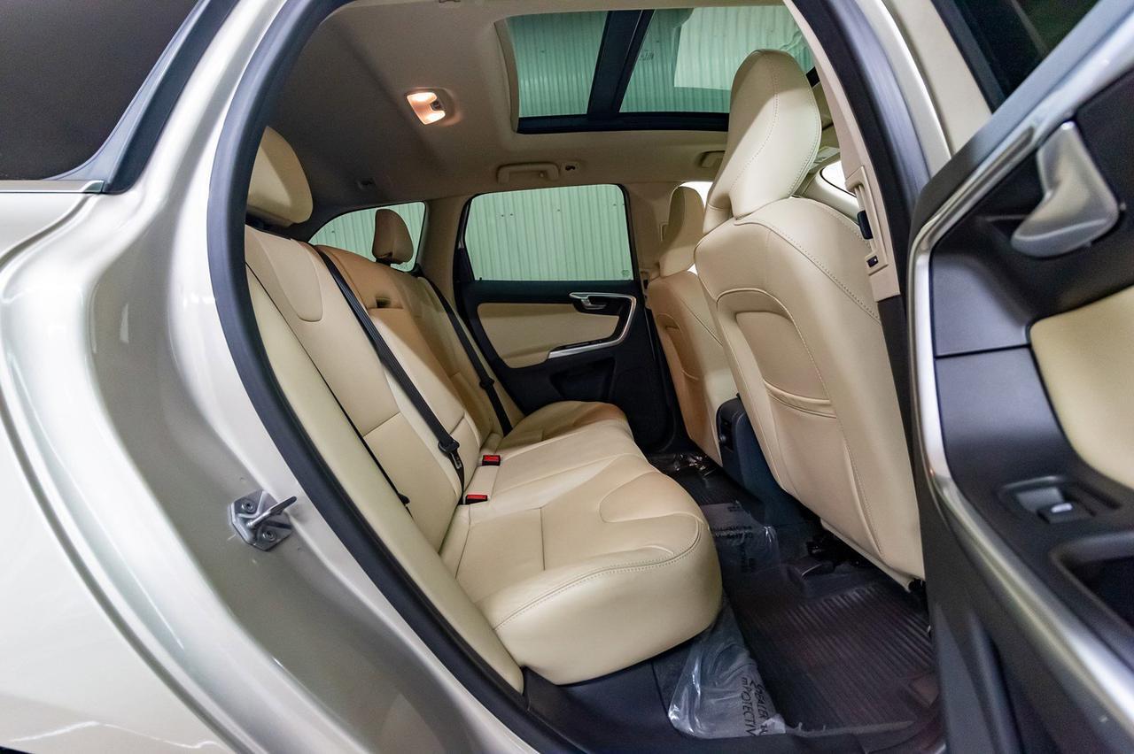 2017 Volvo XC60 AWD T6 Drive-E Premier Leather Roof Nav Red Deer AB