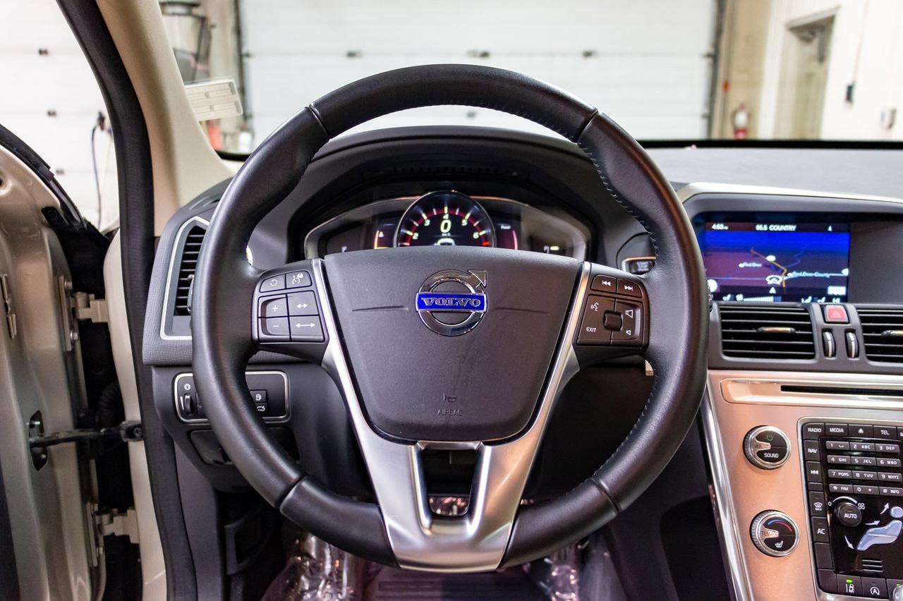 2017 Volvo XC60 AWD T6 Drive-E Premier Leather Roof Nav Red Deer AB